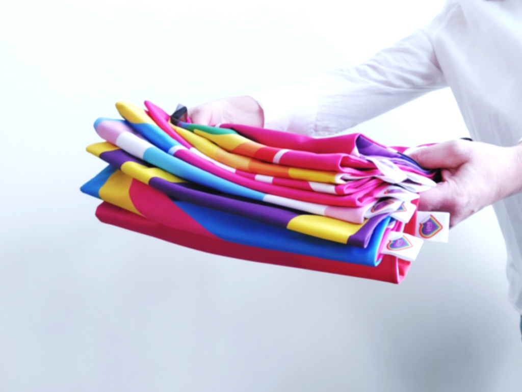 de tassen komen naar jullie toe